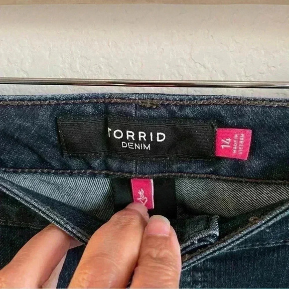 Torrid Denim Women’s Jeans w/Leg Side Zippers and Stud Design Size 14 - Picture 8 of 9